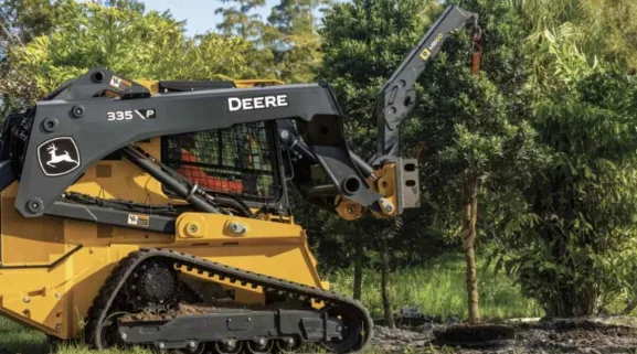 John-Deeres-New-Material-Boom-Attachment-For-CTLs-And-SSLs-Lifts-Up-To-6000-Pounds