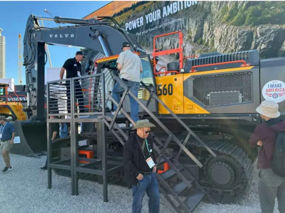 Volvos -New-Big-Digger-Revealed-The-56-Ton-EC560-Excavator-With-6-Yard-Bucket
